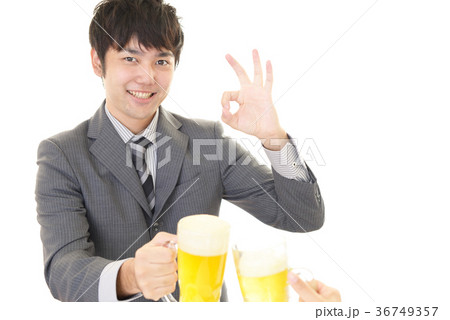 ビールを飲む笑顔のサラリーマン 36749357