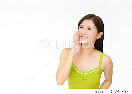 声援を送る女性 声援を送る女性 36749358