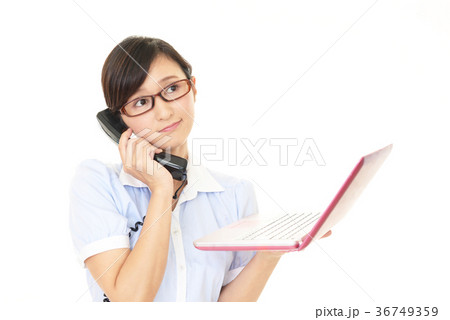 通話中の女性 36749359