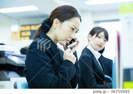電話対応する女性社員　OL　ビジネスマン　サラリーマン　オフィスイメージ　ビジネスイメージ 36750085