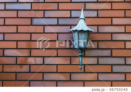 レンガの壁とレトロ調のランプ 36750240