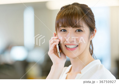 スマホで会話をする女性会社員 OL ビジネスイメージ オフィスレディ スマホで会話をする女性会社員 OL ビジネスイメージ オフィスレディ 36750927