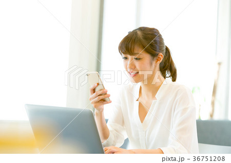 PCを使う女性会社員 OL ビジネスイメージ オフィスレディ PCを使う女性会社員 OL ビジネスイメージ オフィスレディ 36751208