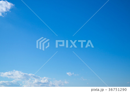 冬の空　秋の空　一般的な空と雲　白い雲と青い空　背景素材　コピースペース　文字スペース 36751290