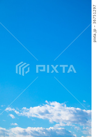 冬の空 秋の空 一般的な空と雲 白い雲と青い空 背景素材 コピースペース 文字スペース 冬の空 秋の空 一般的な空と雲 白い雲と青い空 背景素材 コピースペース 文字スペース 36751297