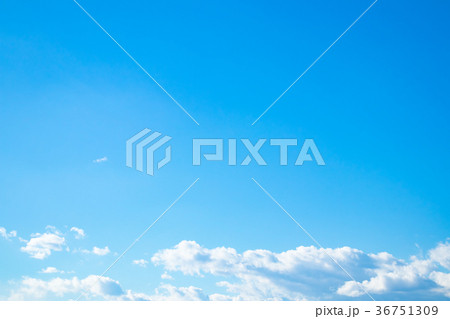 冬の空　秋の空　一般的な空と雲　白い雲と青い空　背景素材　コピースペース　文字スペース 36751309