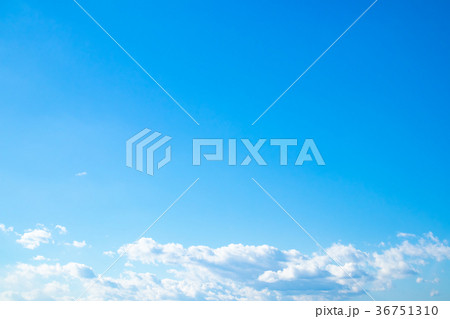 冬の空　秋の空　一般的な空と雲　白い雲と青い空　背景素材　コピースペース　文字スペース 36751310