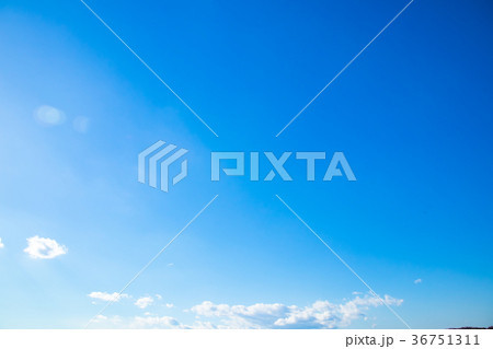 冬の空 秋の空 一般的な空と雲 白い雲と青い空 背景素材 コピースペース 文字スペース 冬の空 秋の空 一般的な空と雲 白い雲と青い空 背景素材 コピースペース 文字スペース 36751311
