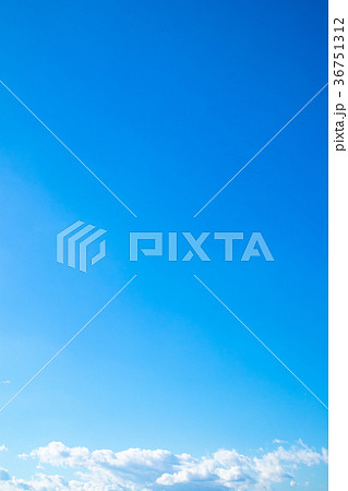 冬の空 秋の空 一般的な空と雲 白い雲と青い空 背景素材 コピースペース 文字スペース 冬の空 秋の空 一般的な空と雲 白い雲と青い空 背景素材 コピースペース 文字スペース 36751312