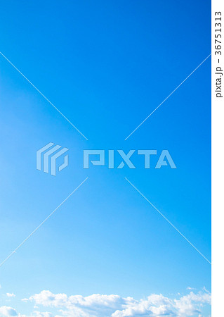 冬の空　秋の空　一般的な空と雲　白い雲と青い空　背景素材　コピースペース　文字スペース 36751313