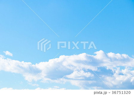 冬の空 秋の空 一般的な空と雲 白い雲と青い空 背景素材 コピースペース 文字スペース 冬の空 秋の空 一般的な空と雲 白い雲と青い空 背景素材 コピースペース 文字スペース 36751320