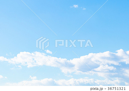 冬の空 秋の空 一般的な空と雲 白い雲と青い空 背景素材 コピースペース 文字スペース 冬の空 秋の空 一般的な空と雲 白い雲と青い空 背景素材 コピースペース 文字スペース 36751321