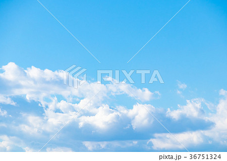 冬の空　秋の空　一般的な空と雲　白い雲と青い空　背景素材　コピースペース　文字スペース 36751324