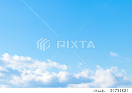 冬の空 秋の空 一般的な空と雲 白い雲と青い空 背景素材 コピースペース 文字スペース 冬の空 秋の空 一般的な空と雲 白い雲と青い空 背景素材 コピースペース 文字スペース 36751325