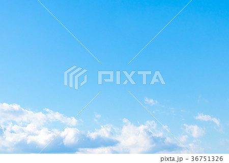 冬の空 秋の空 一般的な空と雲 白い雲と青い空 背景素材 コピースペース 文字スペース 冬の空 秋の空 一般的な空と雲 白い雲と青い空 背景素材 コピースペース 文字スペース 36751326