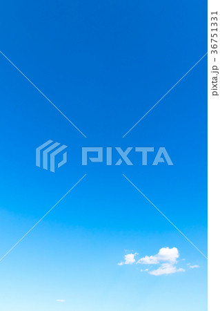 冬の空　秋の空　一般的な空と雲　白い雲と青い空　背景素材　コピースペース　文字スペース 36751331