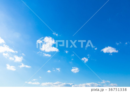 冬の空　秋の空　一般的な空と雲　白い雲と青い空　背景素材　コピースペース　文字スペース 36751338