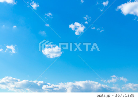 冬の空 秋の空 一般的な空と雲 白い雲と青い空 背景素材 コピースペース 文字スペース 冬の空 秋の空 一般的な空と雲 白い雲と青い空 背景素材 コピースペース 文字スペース 36751339