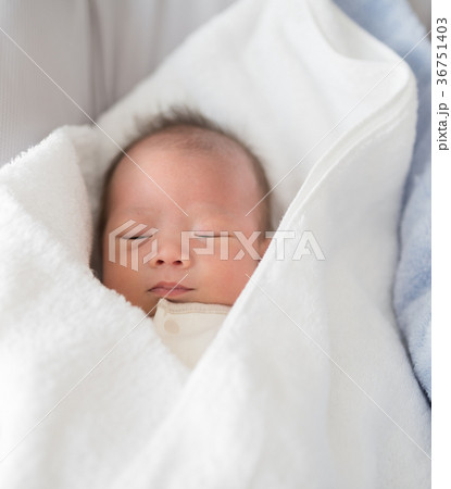 眠る赤ちゃん 36751403