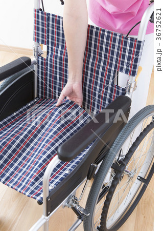 車椅子を準備する介護士　ボディパーツ　パーツカット　顔なし 36752621