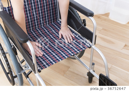 車椅子を準備する介護士　ボディパーツ　パーツカット　顔なし 36752647