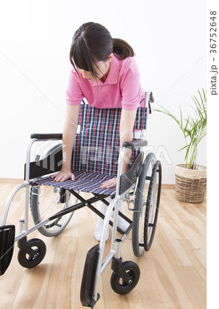 車椅子を準備する介護士 車椅子を準備する介護士 36752648