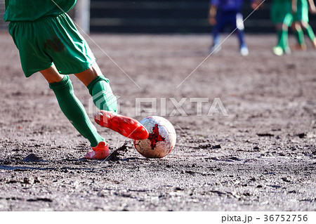 少年サッカー ゴールキックの写真素材