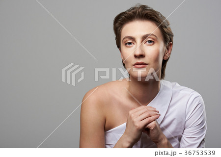Portrait of woman in 30s Portrait of woman in 30s 36753539