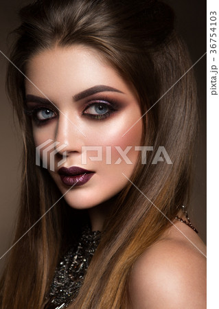 Beauty portrait of model with natural make-up 36754103