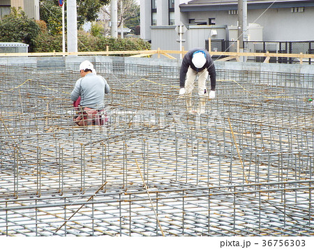 住宅基礎の鉄筋をくみ上げていきます 36756303
