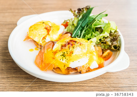 Eggs benedict with smoked salmon 36758343