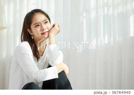 若い女性 ベッド 寝台 36764940