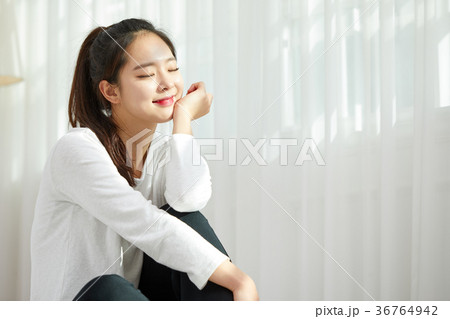 若い女性 ベッド 寝台 36764942