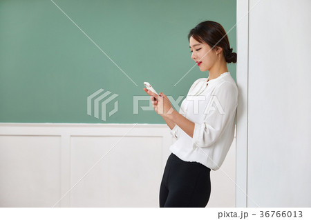 スマートフォン スマホ 女性 36766013