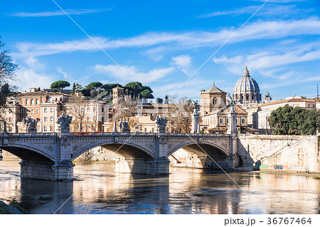 ローマ テヴェレ川とサン ピエトロ大聖堂のクーポラの写真素材