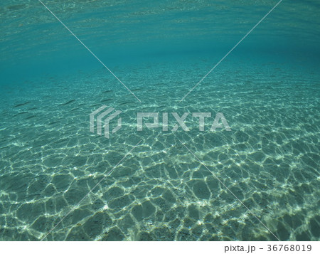 南国の海　綺麗な海　南の島　夏　浅瀬　砂地　沖縄のロケーション　ビーチ　沖縄の景色　景色　おきなわ 36768019