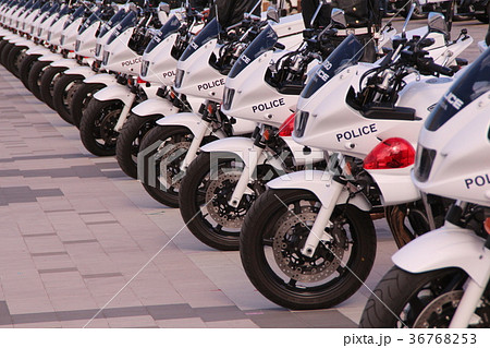白バイの車列 36768253