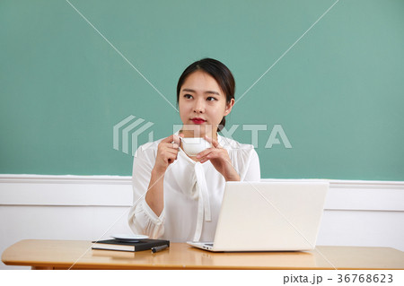 会社員 ノートパソコン ノートブック 36768623