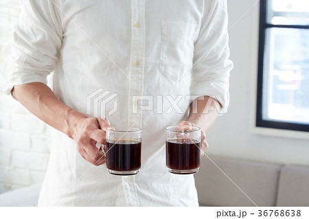 コーヒーを持つ男性の手元 コーヒーを持つ男性の手元 36768638