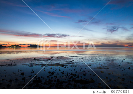 Beautiful sunrise at the beach 36770832