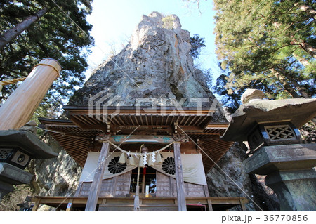 中之嶽神社の拝殿と御神体の轟岩 36770856