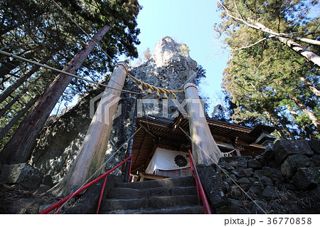 中之嶽神社の拝殿と御神体の轟岩 中之嶽神社の拝殿と御神体の轟岩 36770858