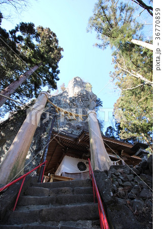 中之嶽神社の拝殿と御神体の轟岩 中之嶽神社の拝殿と御神体の轟岩 36770859