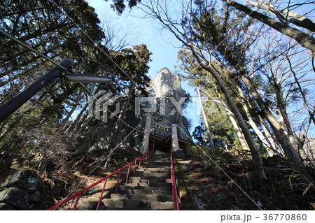 中之嶽神社の拝殿と御神体の轟岩 中之嶽神社の拝殿と御神体の轟岩 36770860