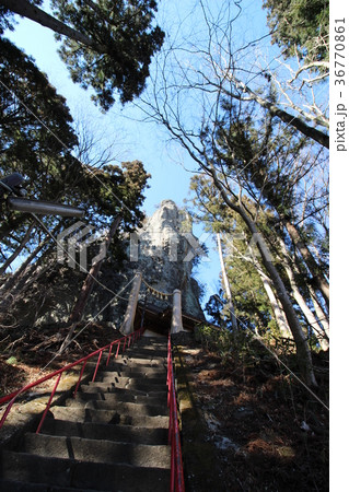 中之嶽神社の拝殿と御神体の轟岩 36770861