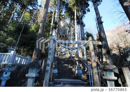 中之嶽神社の拝殿と御神体の轟岩 中之嶽神社の拝殿と御神体の轟岩 36770863
