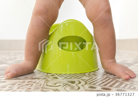Crop the children's legs over the chamberpot Crop the children's legs over the chamberpot 36771327