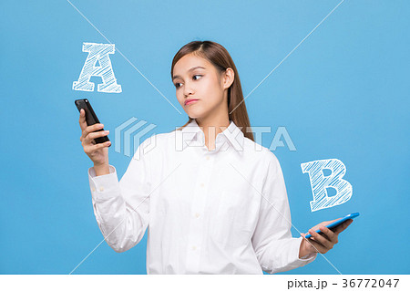 スマホAとスマホBを比べる女性 36772047