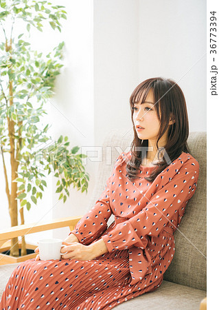 コーヒーを飲む若い女性 コーヒーを飲む若い女性 36773394