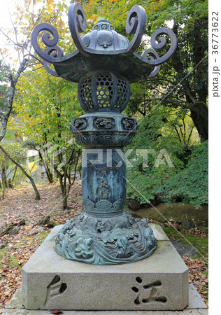 金刀比羅宮 裏参道の青葉岡付近の金毘羅燈籠 金刀比羅宮 裏参道の青葉岡付近の金毘羅燈籠 36773622